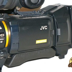 JVC GY-HD200U HD camcorder/Fujinon Th16x5.5BRMU lens - Image 4