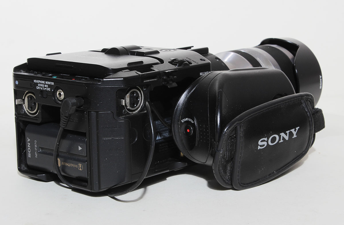 Sony NEXFS100UK Camcorder with SEL18200 18200mm Lens 90 Day